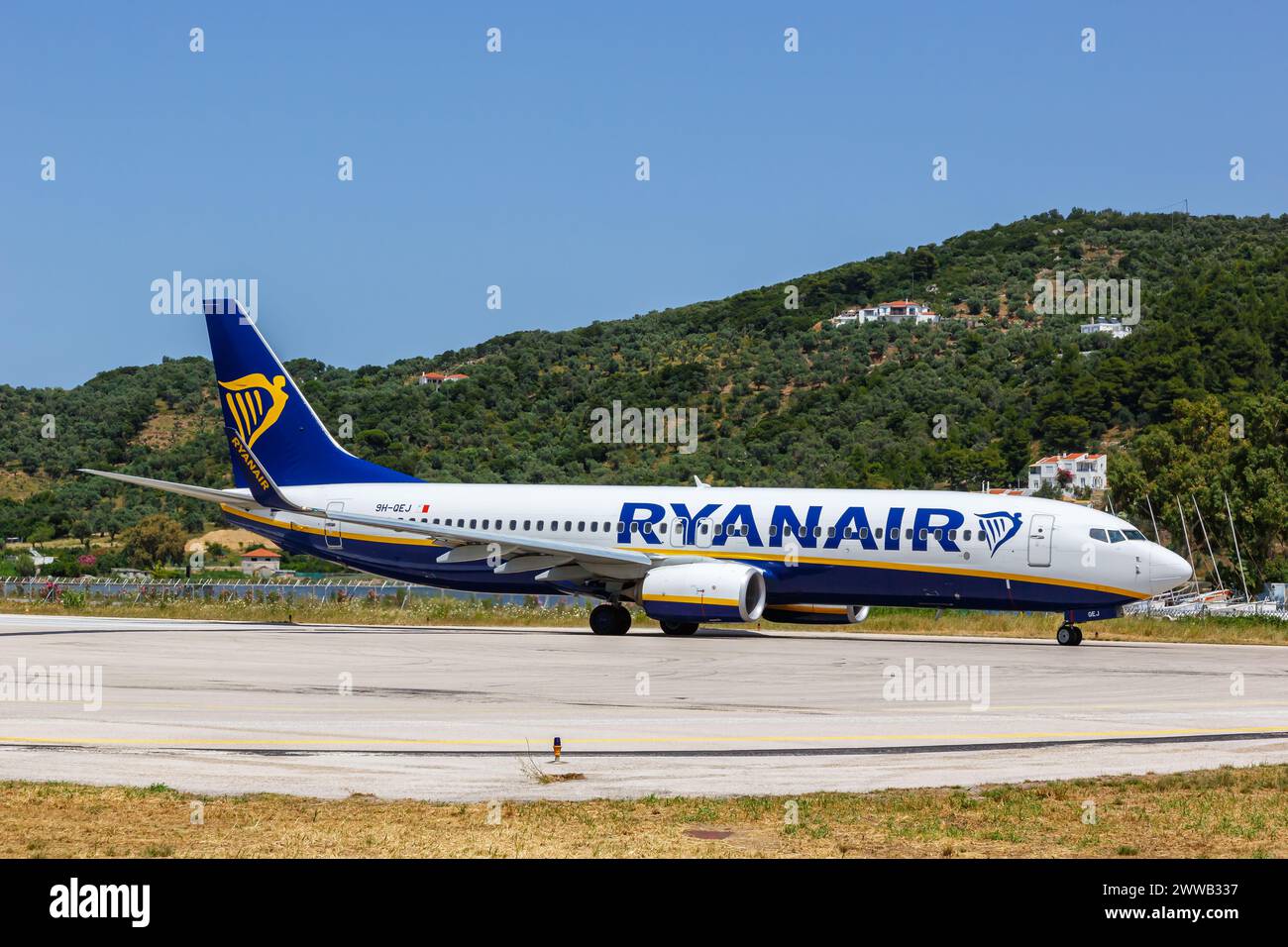 Skiathos, Grèce - 25 juin 2023 : avion Boeing 737-800 de Ryanair à l'aéroport de Skiathos (JSI) en Grèce. Banque D'Images