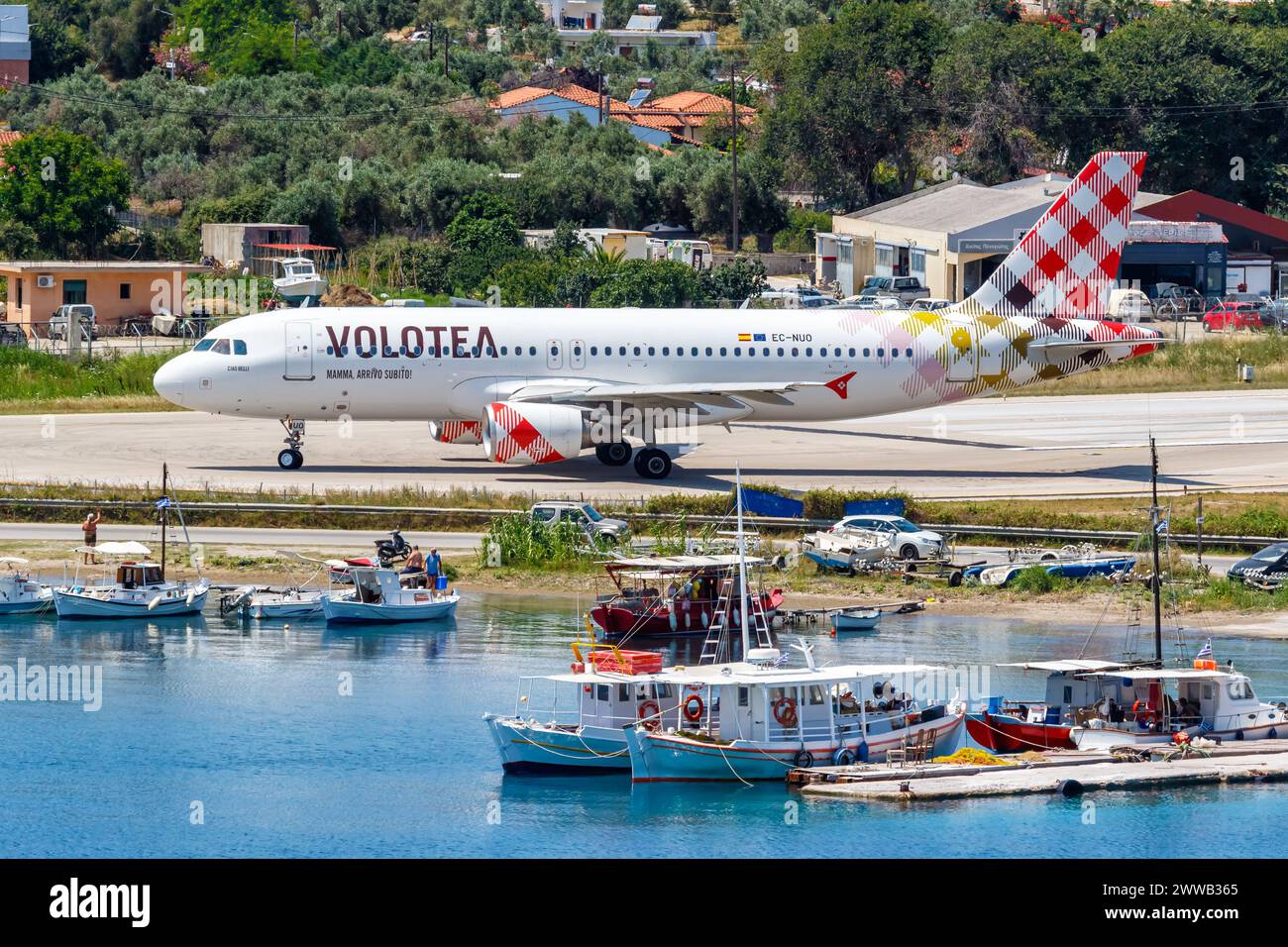 Skiathos, Grèce - 28 juin 2023 : Volotea Airbus A320 à l'aéroport de Skiathos (JSI) en Grèce. Banque D'Images