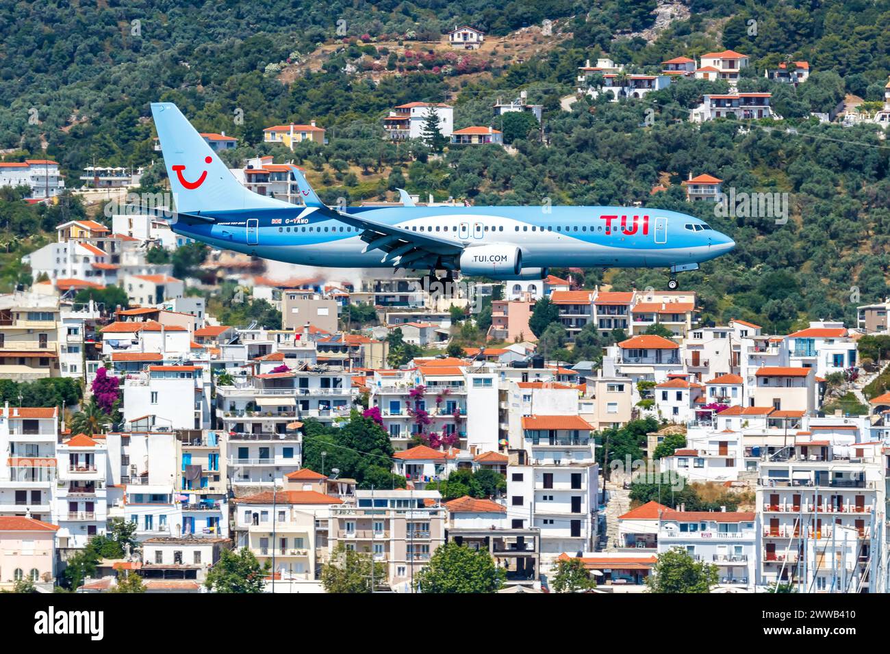 Skiathos, Grèce - 28 juin 2023 : Boeing 737-800 de TUI Airways à l'aéroport de Skiathos (JSI) en Grèce. Banque D'Images