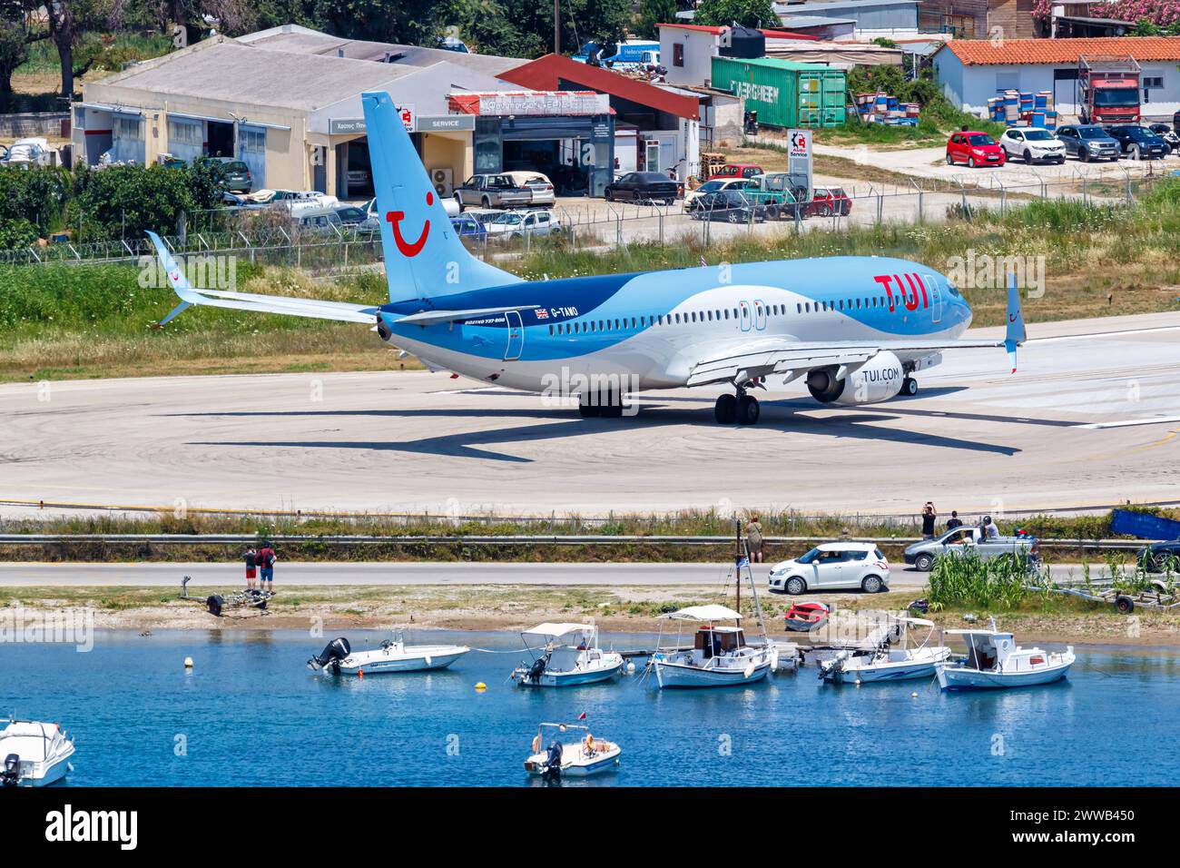 Skiathos, Grèce - 28 juin 2023 : Boeing 737-800 de TUI Airways à l'aéroport de Skiathos (JSI) en Grèce. Banque D'Images