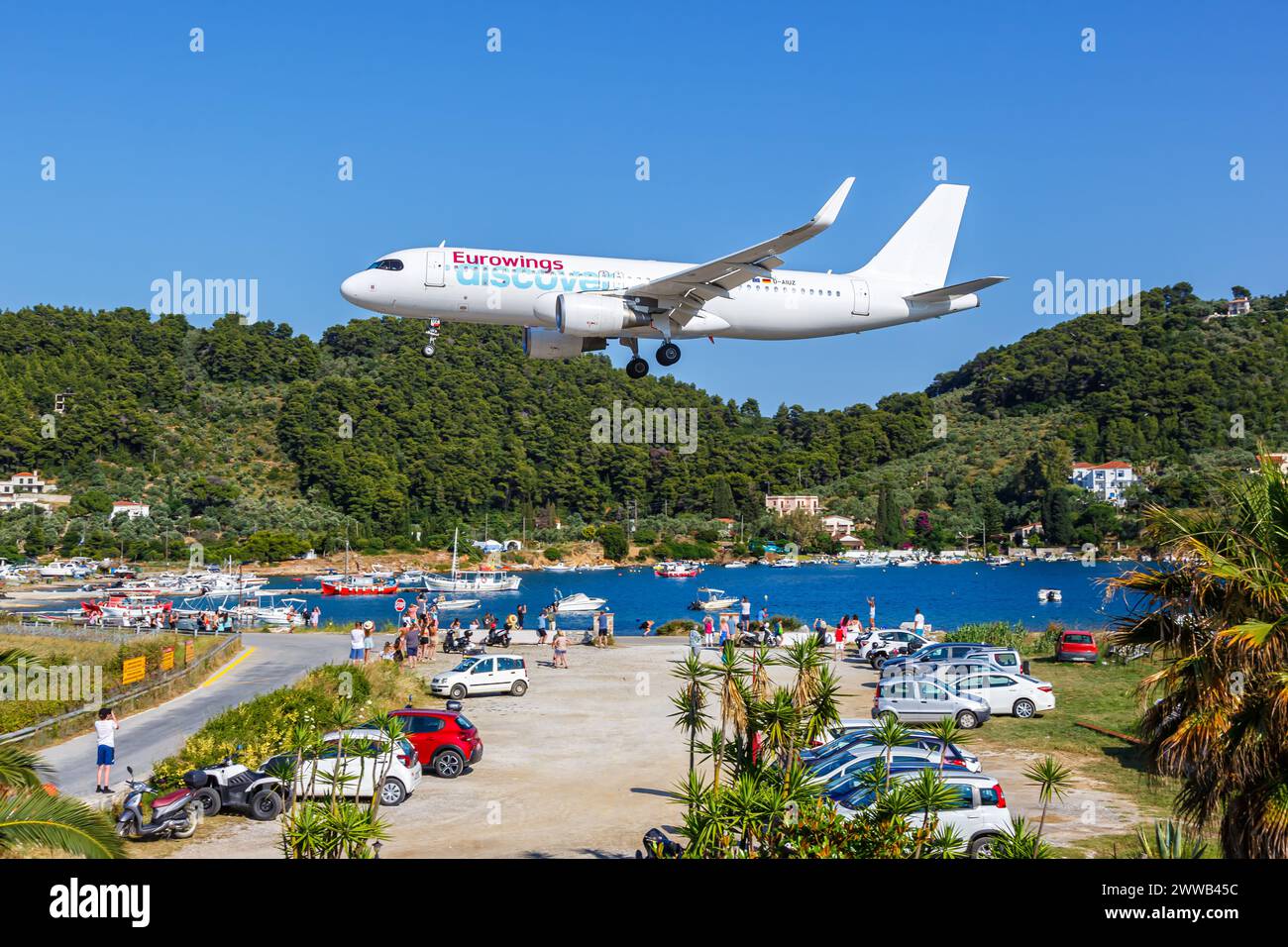Skiathos, Grèce - 30 juin 2023 : Eurowings Découvrez l'Airbus A320 à l'aéroport de Skiathos (JSI) en Grèce. Banque D'Images
