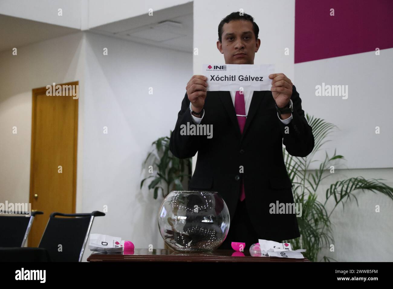 Mexico, Mexique. 22 mars 2024. 22 mars 2024, Mexico, Mexique: une hôtesse montre le nom du Xochitl Galvez lors du tirage au sort électoral lors de la séance publique de la table des représentants des débats présidentiels, à l’occasion du tirage au sort général et des aspects techniques et logistiques des débats présidentiels à l’Institut National Electoral (INE). Le 22 mars 2024 à Mexico, Mexique. (Photo de José Luis Torales/Eyepix Group/Sipa USA) crédit : Sipa USA/Alamy Live News Banque D'Images