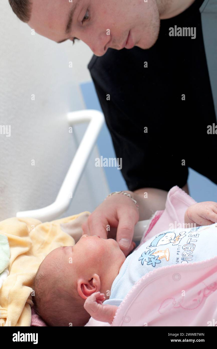 Maternité - toilette et soins du nouveau-né. Banque D'Images