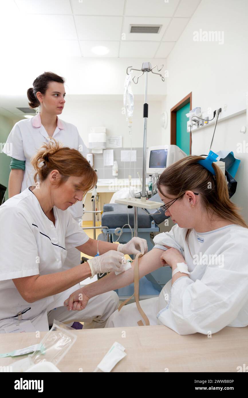 Accueil des urgences obstétricales en maternité. Préparer une perfusion. Banque D'Images