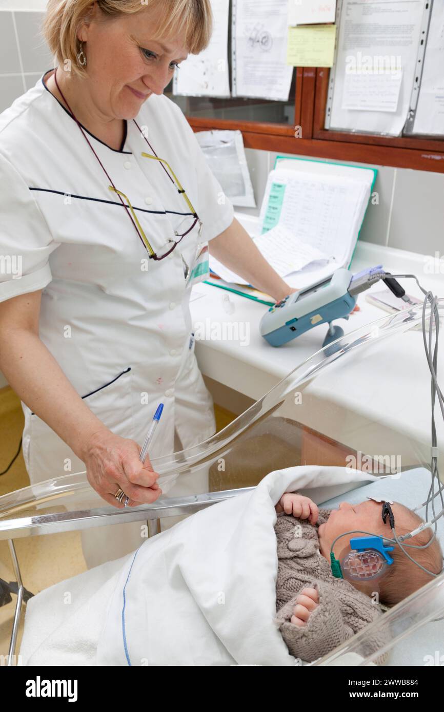 Test auditif - le test PEA (potentiel auditif évoqué) est effectué par un assistant de garde d'enfants sur tous les nouveau-nés à la maternité dans les jours. Banque D'Images