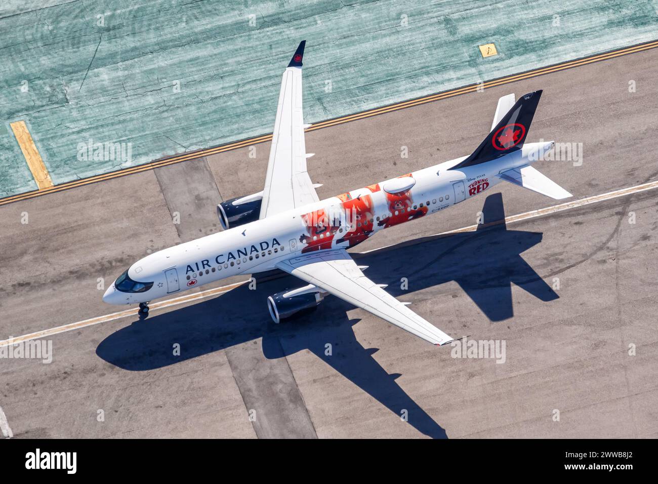 Los Angeles, États-Unis - 4 novembre 2022 : Airbus A220-300 d'Air Canada avec livrée spéciale Turning Red à l'aéroport de Los Angeles (LAX) Banque D'Images