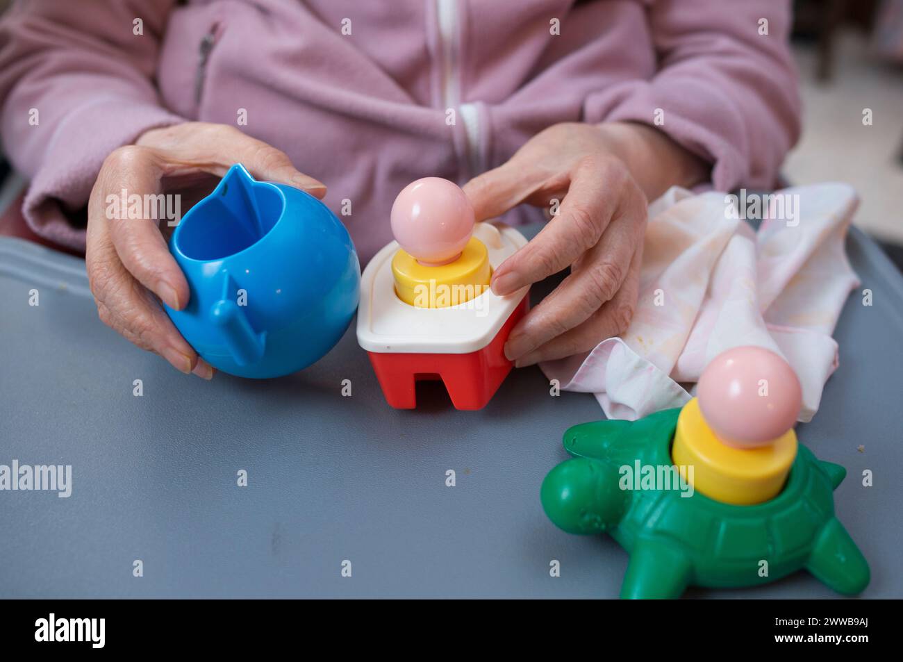 ADMR 62 - aide à domicile en milieu rural, pas de Calais. Véronique, auxiliaire de vie sociale (AVS) intervient au domicile de Mr. et Mrs. B. Banque D'Images