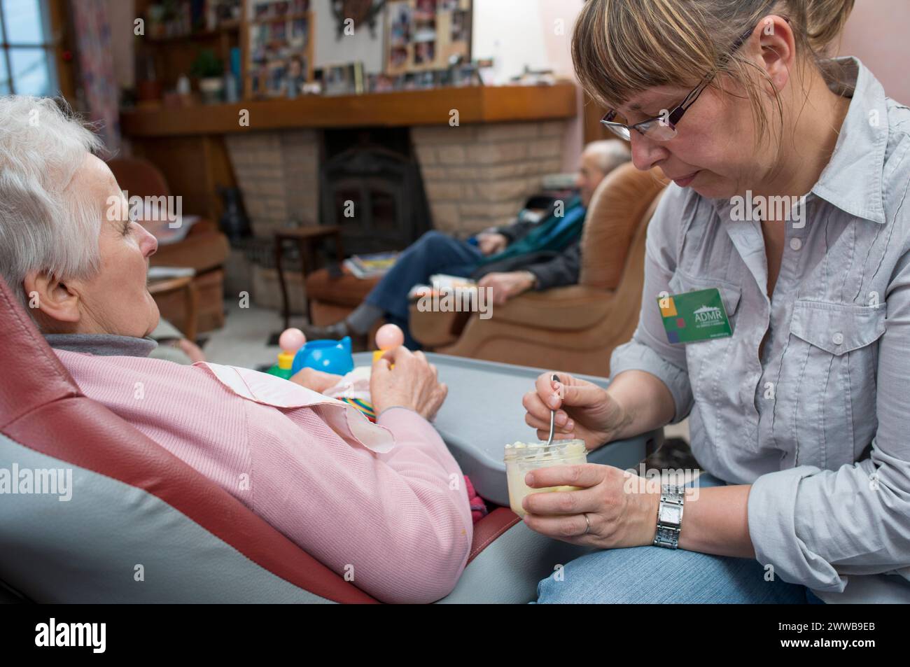 ADMR 62 - aide à domicile en milieu rural, pas de Calais. Véronique, auxiliaire de vie sociale (AVS) intervient au domicile de Mr. et Mrs. B. Banque D'Images