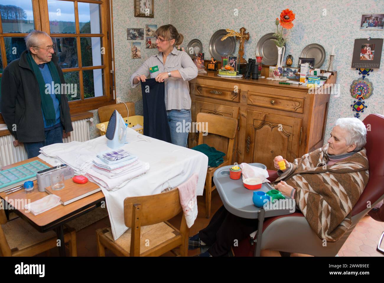 ADMR 62 - aide à domicile en milieu rural, pas de Calais. Véronique, auxiliaire de vie sociale (AVS) intervient au domicile de Mr. et Mrs. B. Banque D'Images