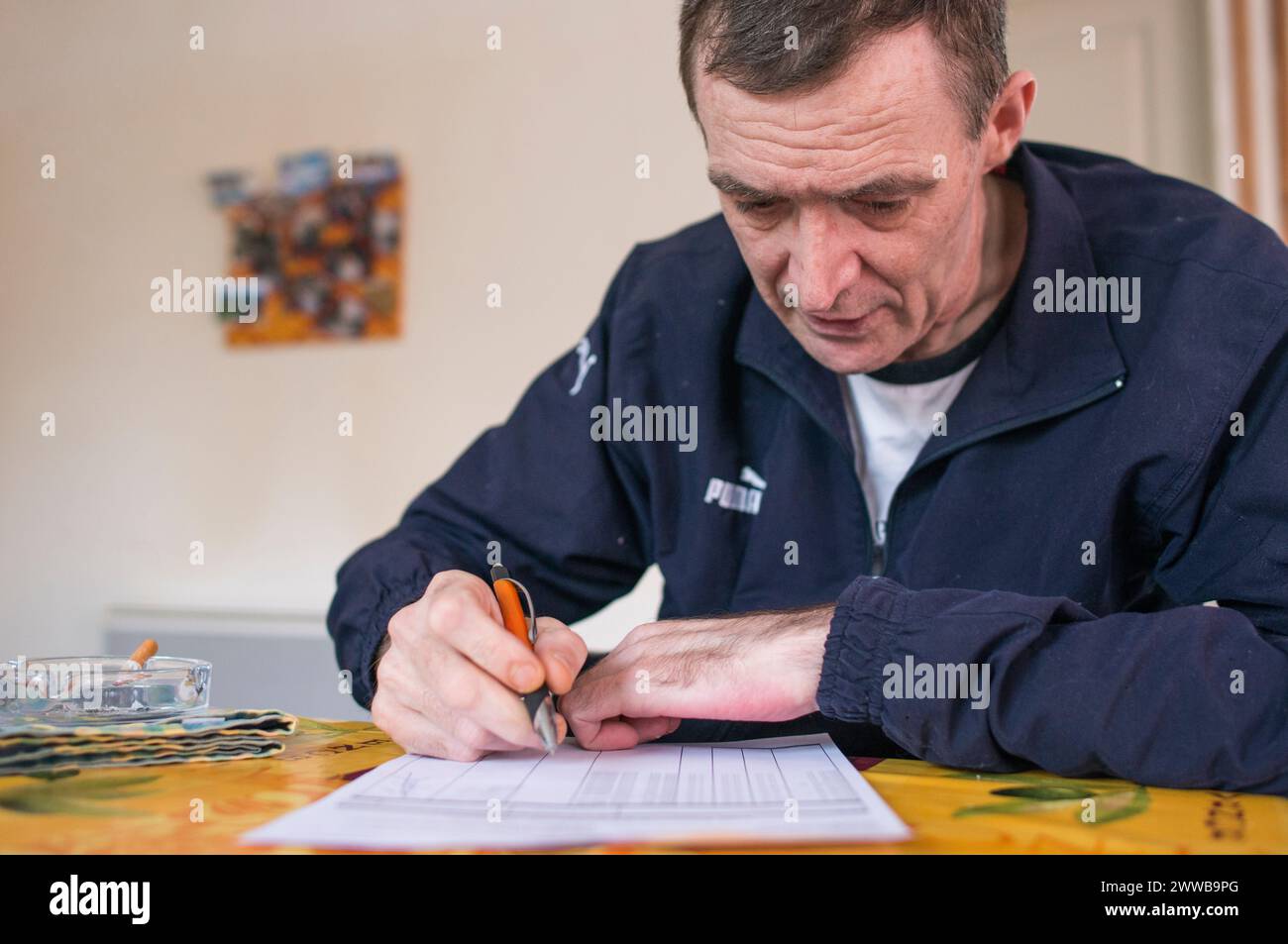 ADMR 62 - aide à domicile en milieu rural, pas de Calais. Muriel, auxiliaire de la vie sociale (AVS) travaille au domicile de M. T.. Banque D'Images