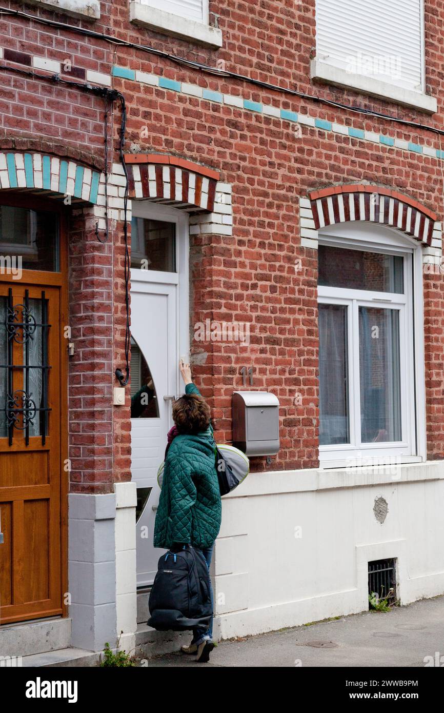 Une sage-femme vient au domicile familial dans le cadre d'un congé de maternité anticipé (3ème jour). Banque D'Images