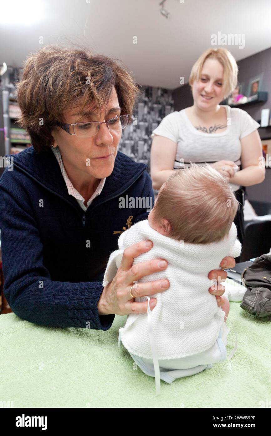Pateinte 1 - famille suivie à domicile par une sage-femme dans le cadre d'une sortie précoce de maternité (3ème jour). Banque D'Images