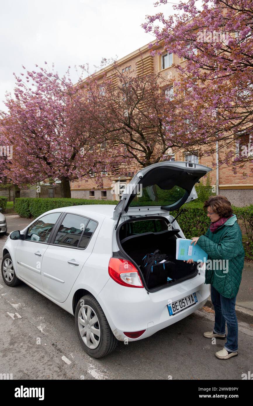 Une sage-femme vient au domicile familial dans le cadre d'un congé de maternité anticipé (3ème jour). Banque D'Images