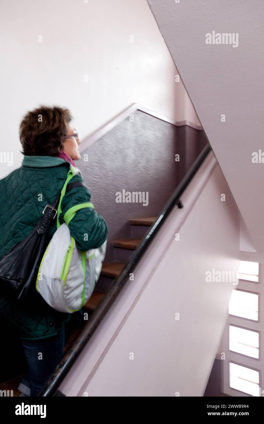 Une sage-femme vient au domicile familial dans le cadre d'un congé de maternité anticipé (3ème jour). Banque D'Images