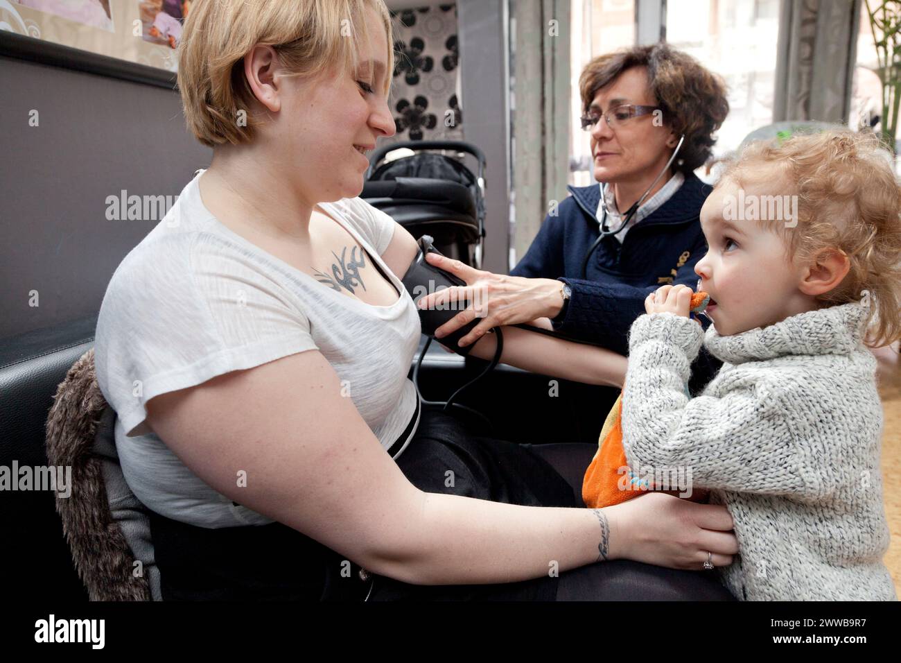 Pateinte 1 - famille suivie à domicile par une sage-femme dans le cadre d'une sortie précoce de maternité (3ème jour). Banque D'Images