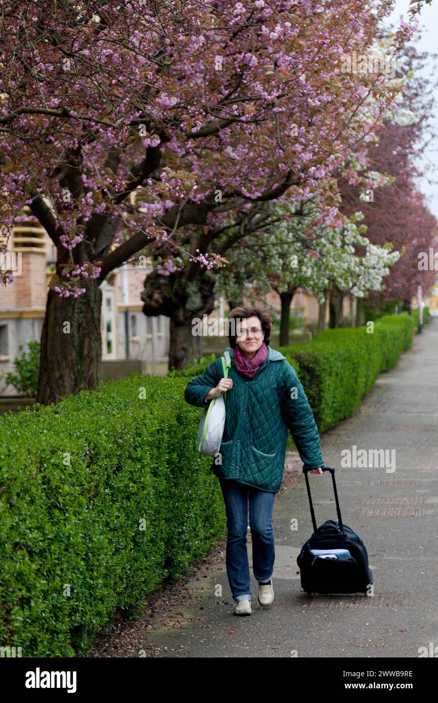 Une sage-femme vient au domicile familial dans le cadre d'un congé de maternité anticipé (3ème jour). Banque D'Images