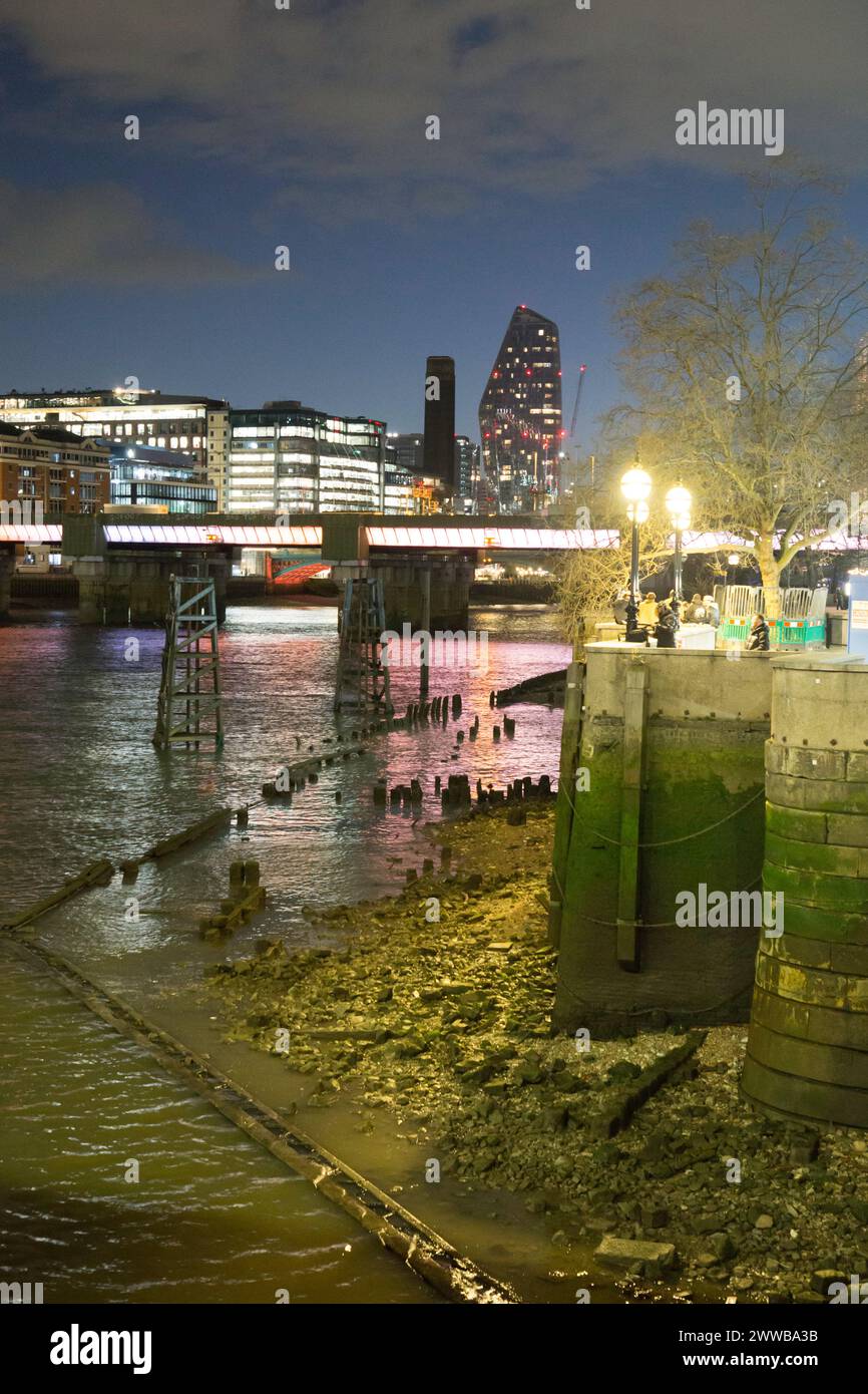 La Tamise Londres la nuit en regardant Blackfriars Bridge Banque D'Images