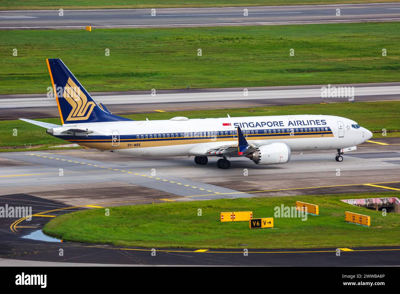 Changi, Singapour - 3 février 2023 : avion Boeing 737 MAX 8 de Singapore Airlines à l'aéroport de Changi (SIN) à Singapour. Banque D'Images