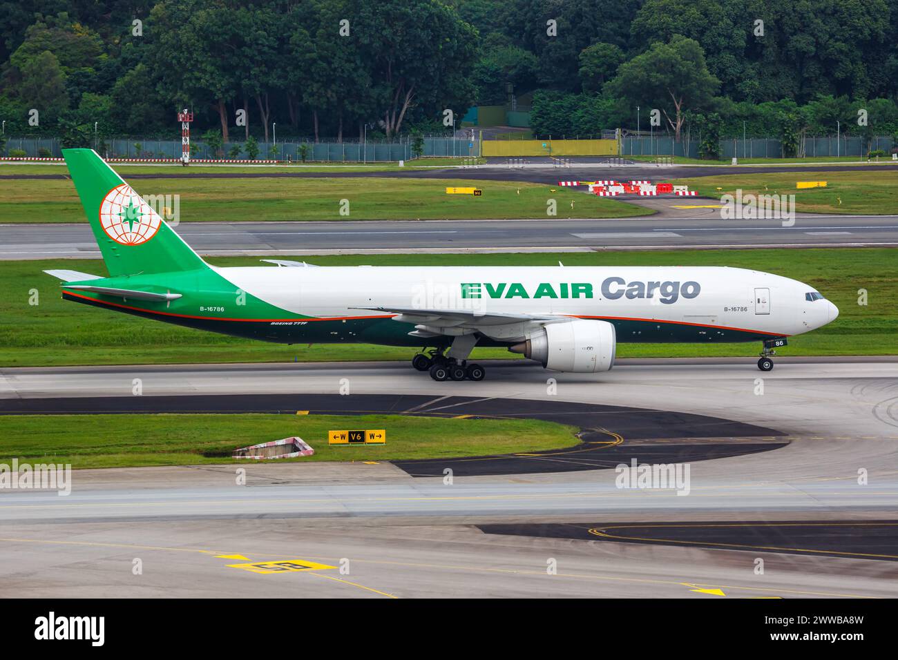 Changi, Singapour - 3 février 2023 : avion Boeing 777-F D'EVA Air Cargo à l'aéroport de Changi (SIN) à Singapour. Banque D'Images