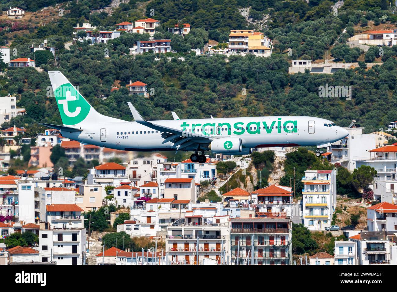 Skiathos, Grèce - 24 juin 2023 : Boeing 737-800 de Transavia à l'aéroport de Skiathos (JSI) en Grèce. Banque D'Images