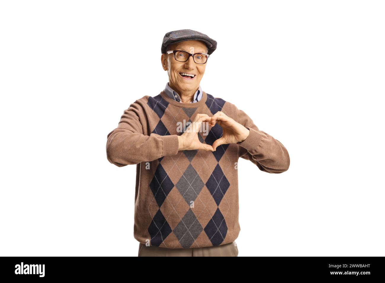 Homme âgé gestionnant un signe cardiaque isolé sur fond blanc Banque D'Images