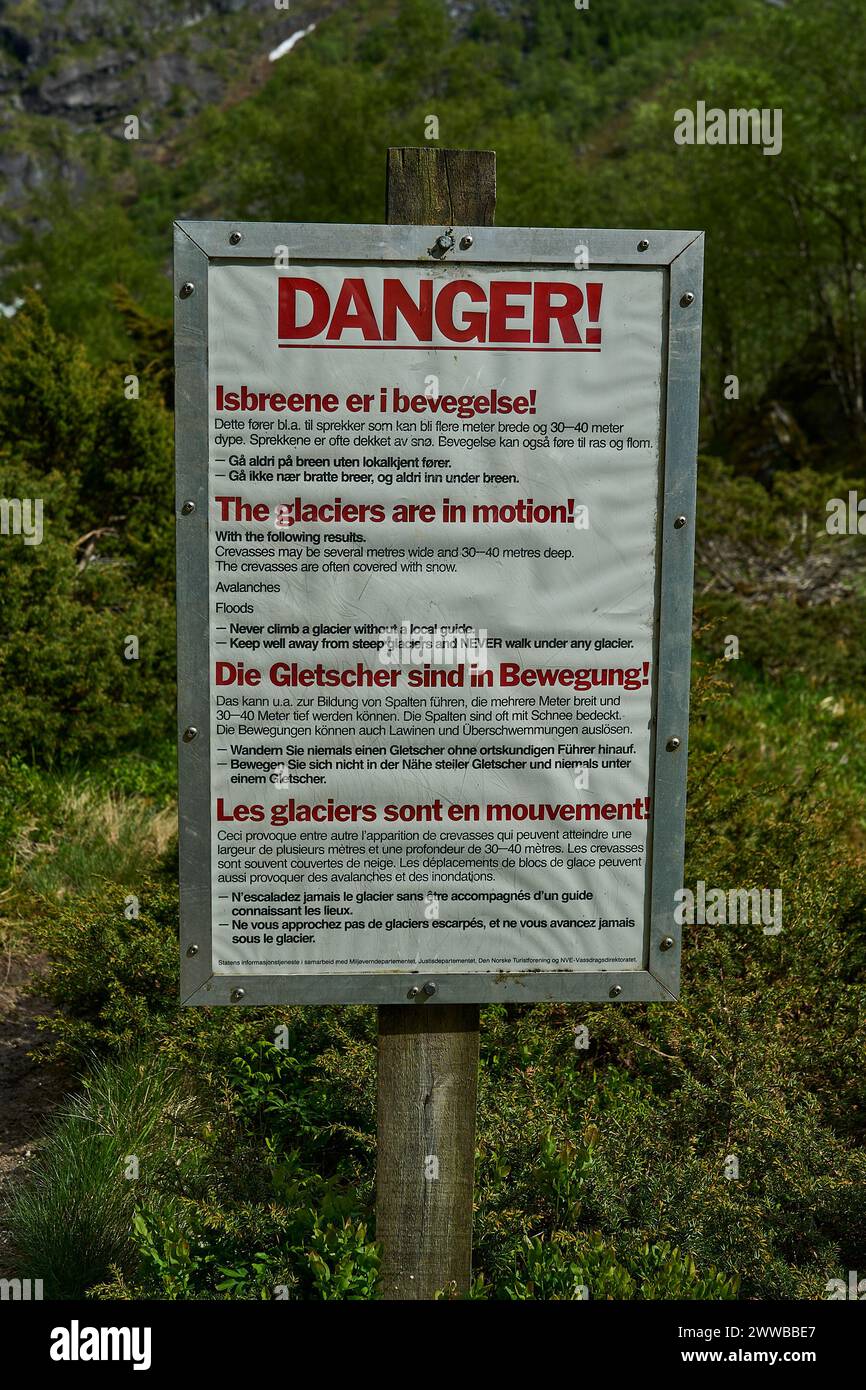 Panneau d'avertissement au beau lac de montagne Bondhus Vatnet au pied d'un glacier bleu dans les hautes terres de Norvège, destination de voyage populaire pour la nature Banque D'Images
