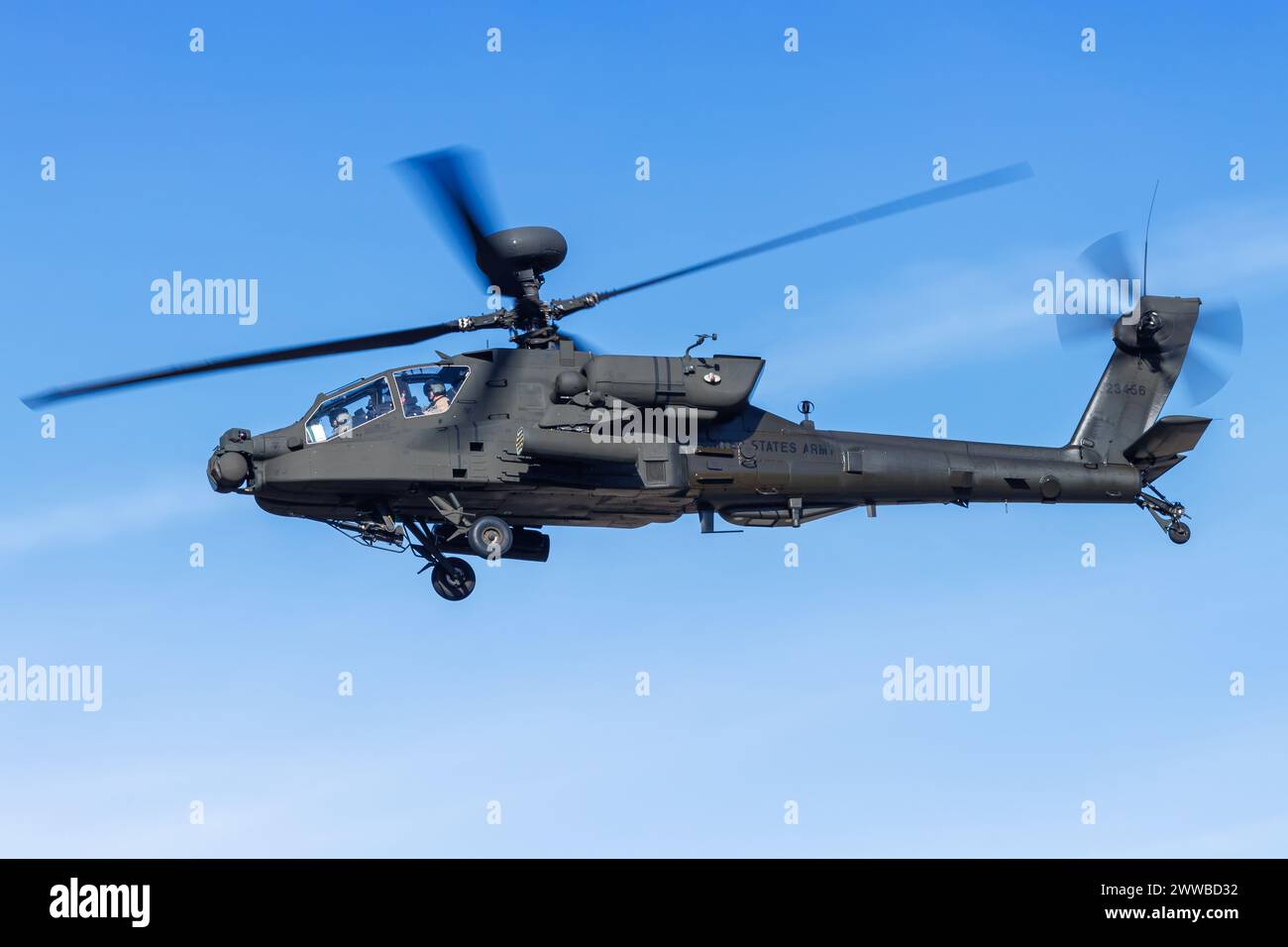 Stuttgart, Allemagne - 29 janvier 2024 : hélicoptère Boeing Apache Guardian de l'armée américaine à l'aéroport de Stuttgart (STR) en Allemagne. Banque D'Images