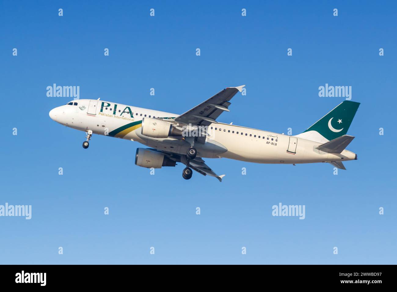 Dubaï, Émirats Arabes Unis - 17 février 2024 : PIA Pakistan International Airlines Airbus A320 à l'aéroport de Dubaï (DXB) dans l'EM Banque D'Images