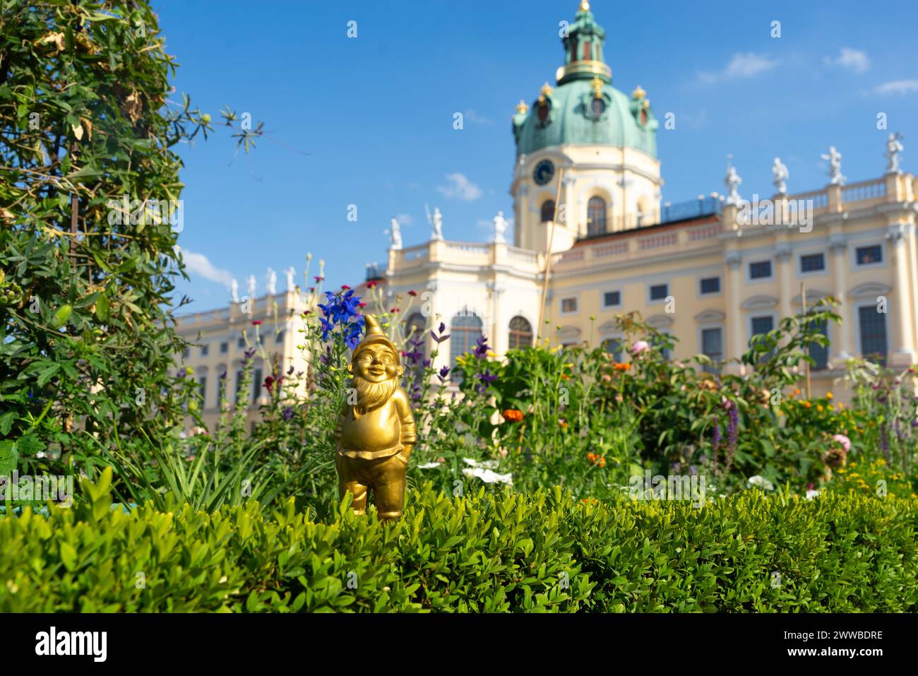 Gnome de jardin doré dans le parc public du Schloss Charlottenburg, Berlin, Allemagne Banque D'Images