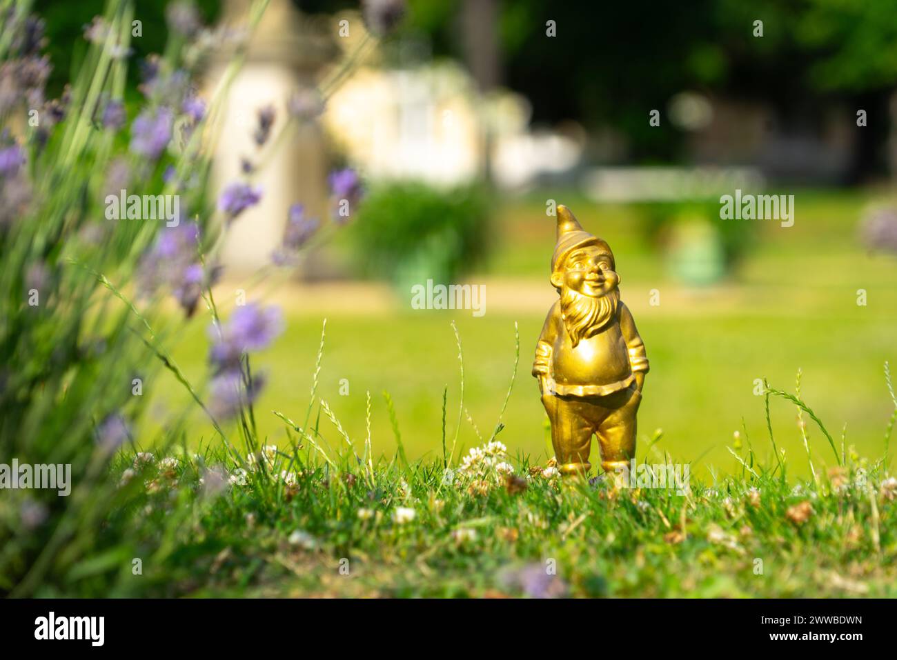 Gnome de jardin doré dans le parc public du Schloss Charlottenburg, Berlin, Allemagne Banque D'Images