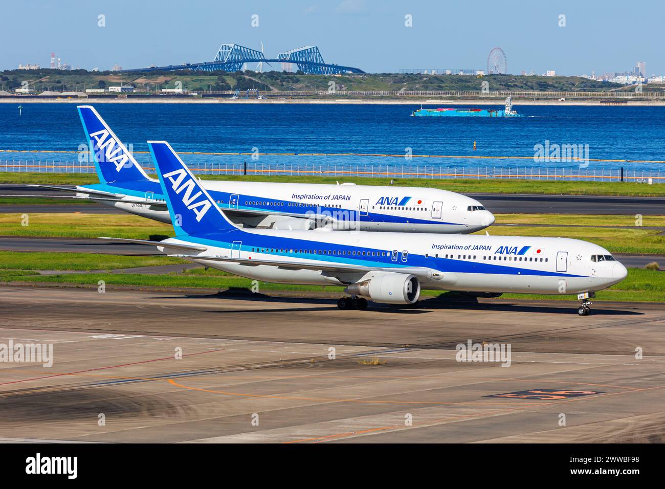 Tokyo, Japon - 6 octobre 2023 : ANA All Nippon Airways Boeing 767-300ER et 777-200ER à l'aéroport de Tokyo Haneda (HND) au Japon. Banque D'Images