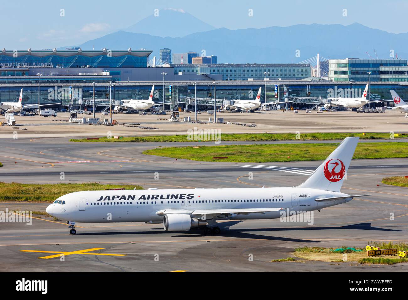 Tokyo, Japon - 6 octobre 2023 : Japan Airlines JAL Boeing 767-300ER à l'aéroport Tokyo Haneda (HND) au Japon. Banque D'Images