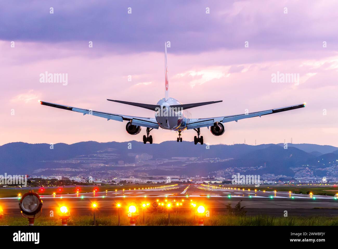 Osaka, Japon - 1er octobre 2023 : avion Japan Airlines atterrissant à l'aéroport d'Osaka Itami (ITM) au Japon. Banque D'Images