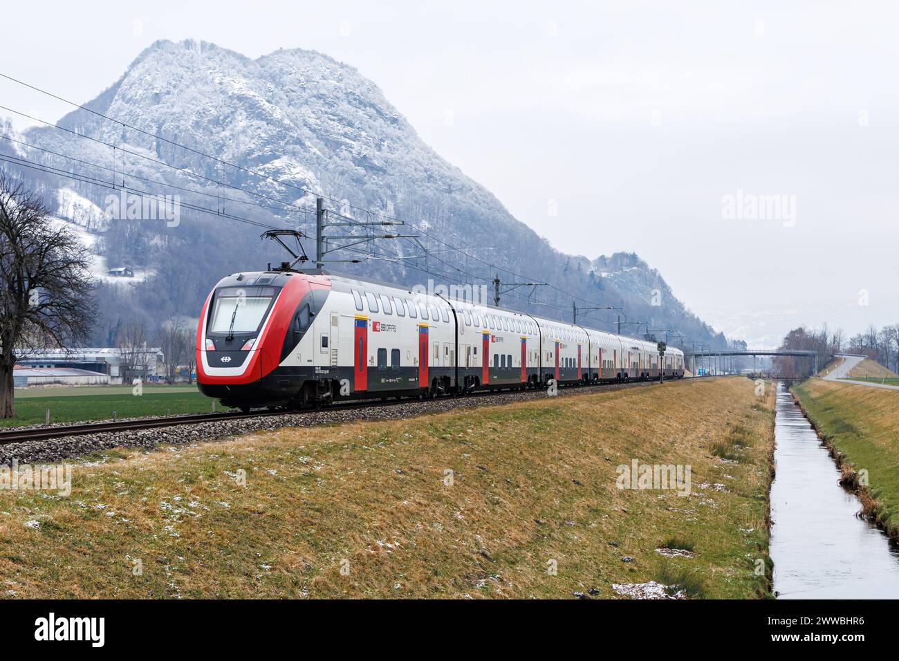 Sargans, Suisse - 9 janvier 2024 : train de voyageurs Bombardier Twindexx de la SBB Schweizerische Bundesbahnen à Sargans, Suisse. Banque D'Images