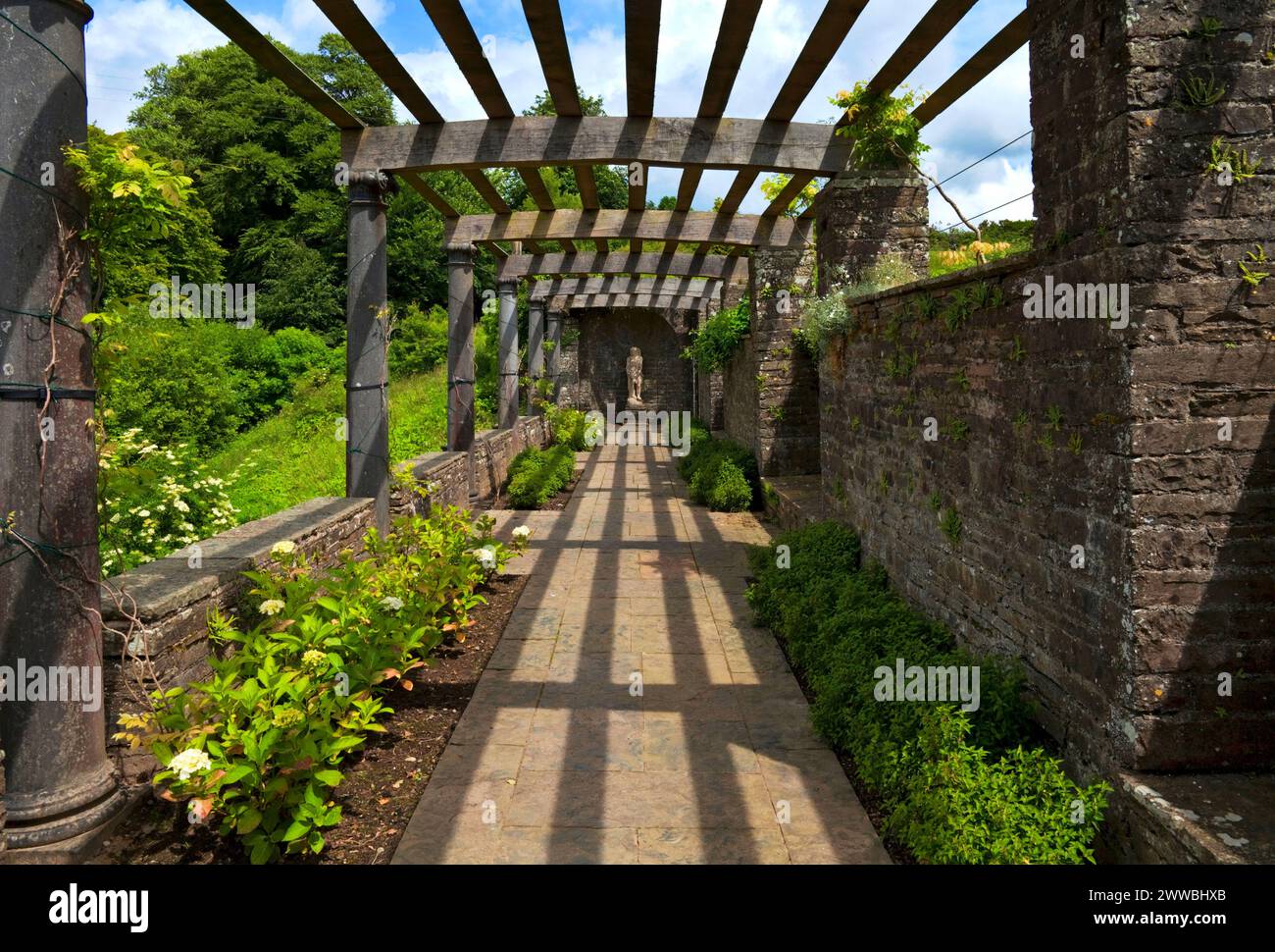 La pergola dans les jardins italiens de Heywood à Ballinakill dans le comté de Laois, en Irlande, conçue par Sir Edwin Lutyens en 1912. Banque D'Images