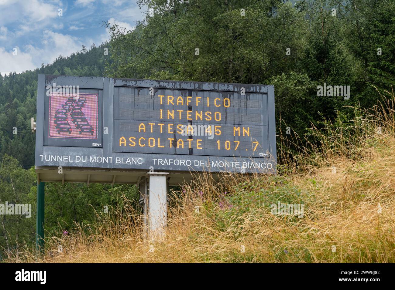 Panneau électronique indiquant le temps d'attente pour l'entrée dans le tunnel du Mont Blanc, à la frontière entre la France et l'Italie, Chamonix, France Banque D'Images