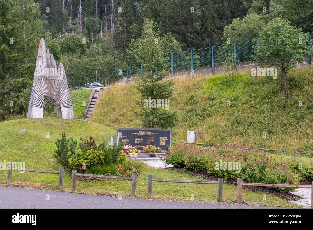 Mémorial aux 39 victimes de l'incendie du tunnel du Mont Blanc (03 24 1999), à côté de la route nationale 205, Chamonix, haute Savoie, France Banque D'Images