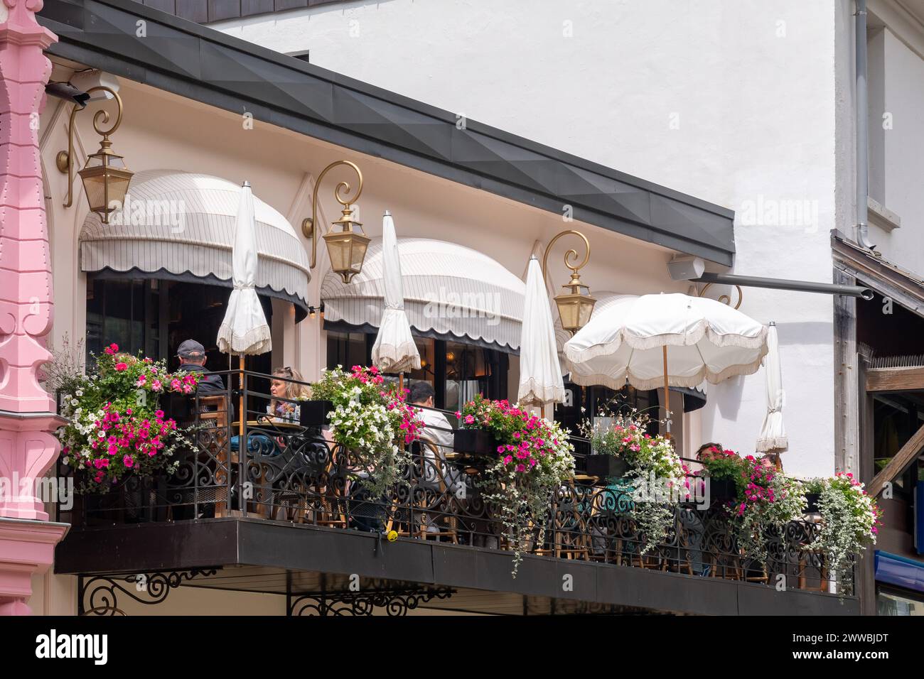 Terrasse de la Rose du Pont, un restaurant de luxe avec une façade rose peinte, récemment rénové dans le centre de la ville alpine, Chamonix, France Banque D'Images