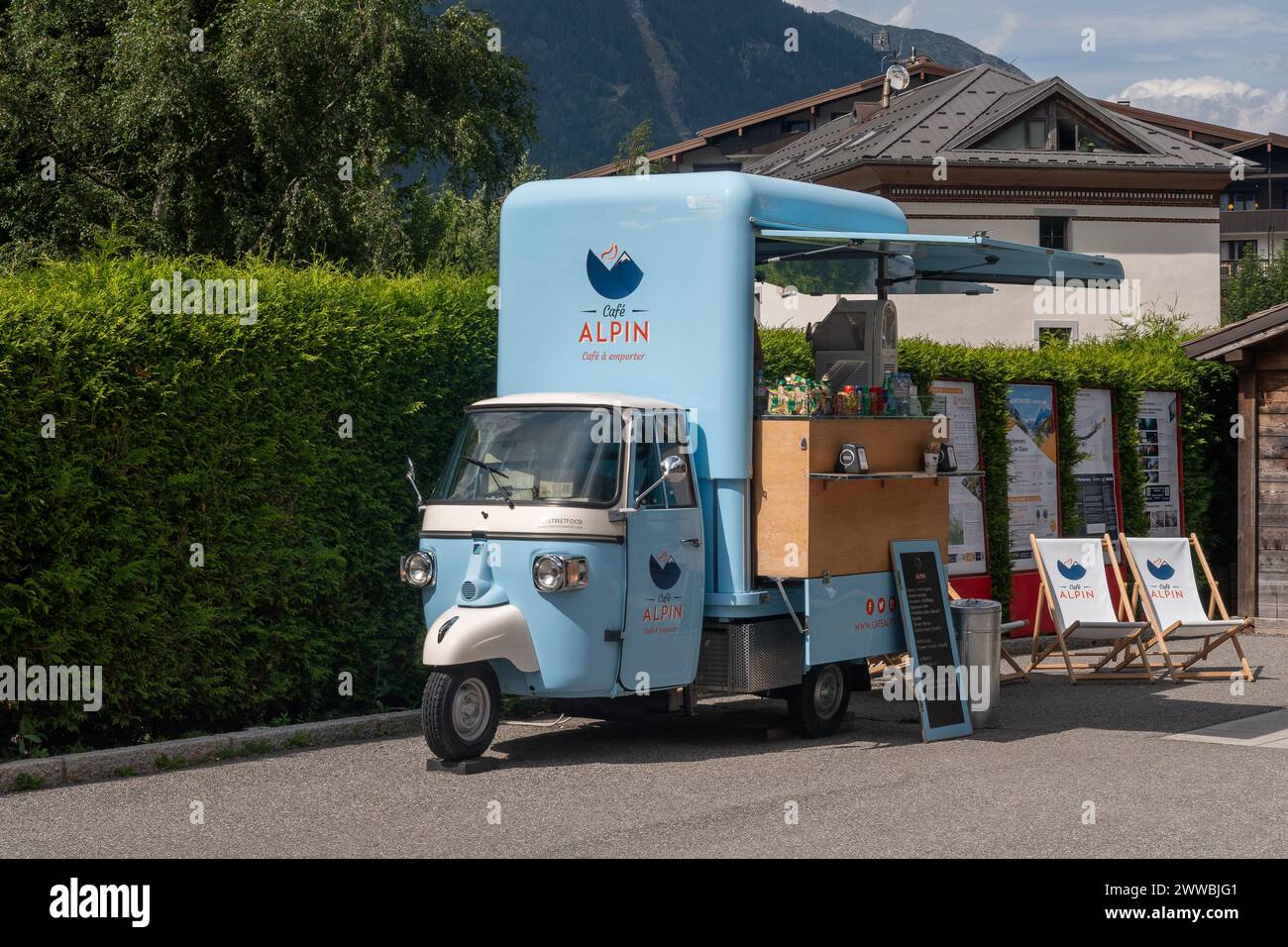 Piaggio APE voiture transformée en café-bar mobile par Café Alpin, Chamonix, haute Savoie, France Banque D'Images