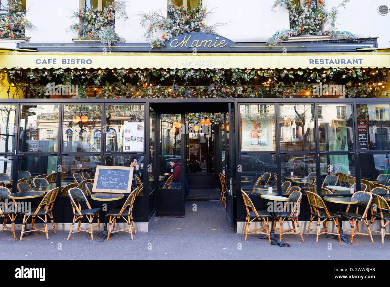 Mamie est un restaurant français traditionnel situé dans le quartier de Paris en 10th. Il est situé rue du Faubourg Saint-Denis. Banque D'Images