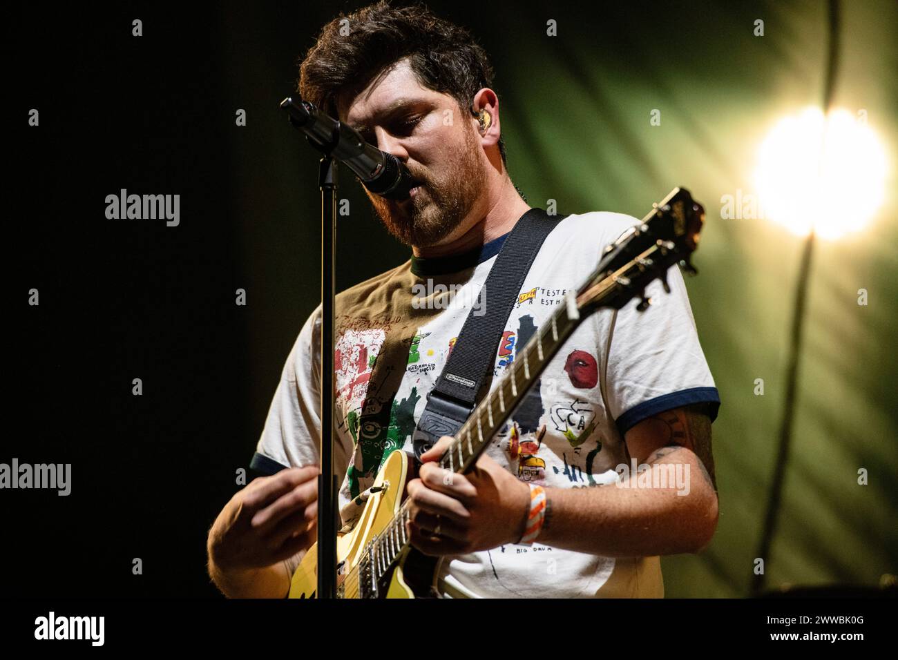 Londres, Royaume-Uni. 22 mars 2024. Twin Atlantic jouant en concert à OVO Wembley Arena, Londres, 22 mars 2024 Sam McTrusty , chant, guitare rythmique Twin Atlantic un groupe de rock écossais. Addictif, les hymnes Arms Aloft avec des refrains et refrains instantanément accrocheurs dominent leur musique. Ils ont sorti six albums - le plus récent 'Transparency' est sorti le 22 janvier. La musique de Twin Atlantic a été décrite comme rock alternatif, Power pop, emo pop et indie rock Credit : Dafydd Owen/Alamy Live News Banque D'Images