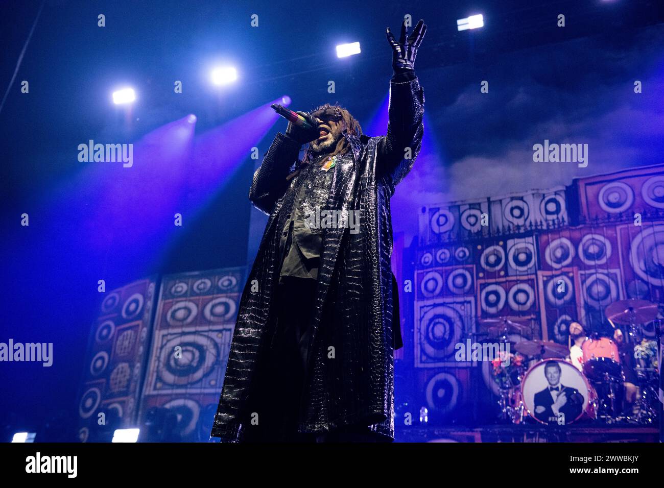 Skindred jouant en concert à Wembley Arena, Londres le 15 mars 2024 Benji Webbe , chanteur Skindred est un groupe de heavy metal gallois formé à Newport, au pays de Galles en 98. Leur style musical mêle heavy metal, rock alternatif et ragga. Le groupe intègre également des éléments de punk rock, punk hardcore, reggae, dancehall, jungle, ska, hip hop, drum and bass, dubstep, et diverses autres influences dans leur musique. Ils sont bien connus pour leurs performances live énergiques et impliquantes, et ont remporté plusieurs prix Banque D'Images