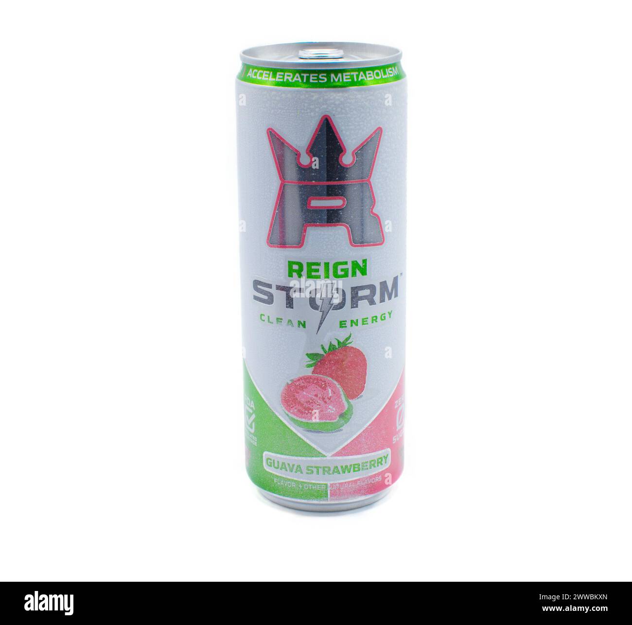 Ocala, FL 22 mars 2024 Can of Reign Storm boisson énergétique propre, accélère le métabolisme. saveur fraise de goyave. Boîte d'étain en aluminium vert et rouge isolat Banque D'Images