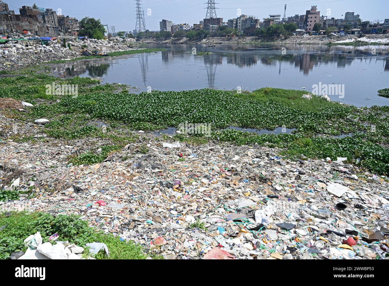 Dhaka, Bangladesh. 23 mars 2024. Des déchets plastiques sont observés dans la rivière Buriganga polluée à Dhaka, au Bangladesh, le 23 mars 2024. Le Bangladesh aurait été classé 10e sur le 20 plus grand pollueur de plastique dans le monde en raison du déversement généralisé de déchets industriels et humains. Crédit : Mamunur Rashid/Alamy Live News Banque D'Images