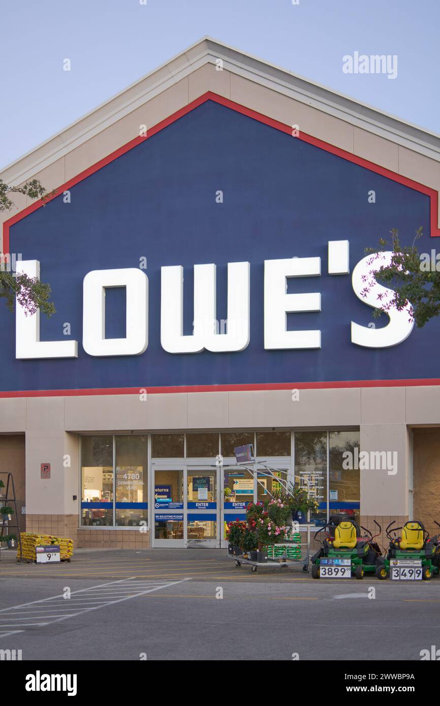 Floride, États-Unis - 23 mars 2024 : photo d'un magasin Lowe's avec un ciel dégagé, montrant l'entrée remplie d'outils de jardinage et de plantes, invitant à la maison imp Banque D'Images