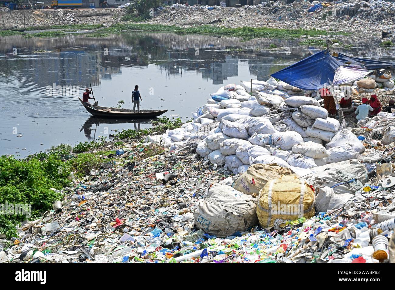 Dhaka, Bangladesh. 23 mars 2024.des déchets plastiques sont observés dans la rivière Buriganga polluée à Dhaka, Bangladesh, le 23 mars 2024. Le Bangladesh aurait été classé 10e sur le 20 plus grand pollueur de plastique dans le monde en raison du déversement généralisé de déchets industriels et humains. Banque D'Images