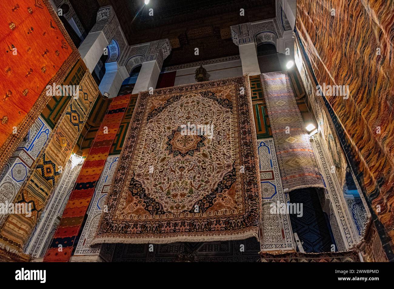 Profondément dans le labyrinthe de la médina de Fès se trouve un vendeur de tapis qui sont produits par les veuves. Banque D'Images