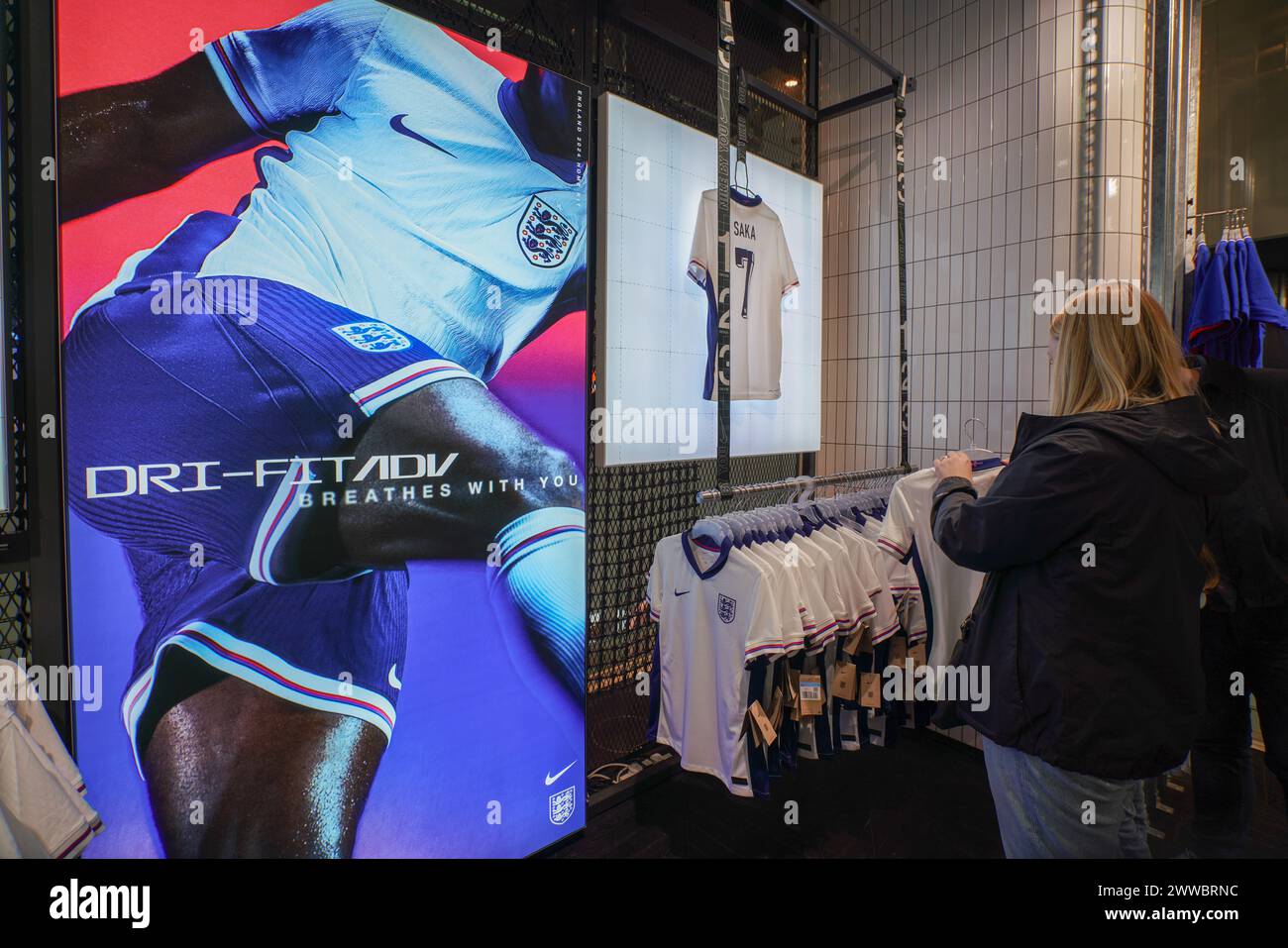 Londres, Royaume-Uni 23 mars 2024 . Le nouveau maillot de football Nike England avec le changement de design controversé du drapeau anglais St Georges Cross est exposé en vente dans le magasin phare Niketown à Oxford Circus. Le nouveau motif du drapeau Saint-Georges sur le col a provoqué une réaction de contrecoup parmi les fans et critiqué par les politiciens. Credit : amer Ghazzal/Alamy Live News Banque D'Images