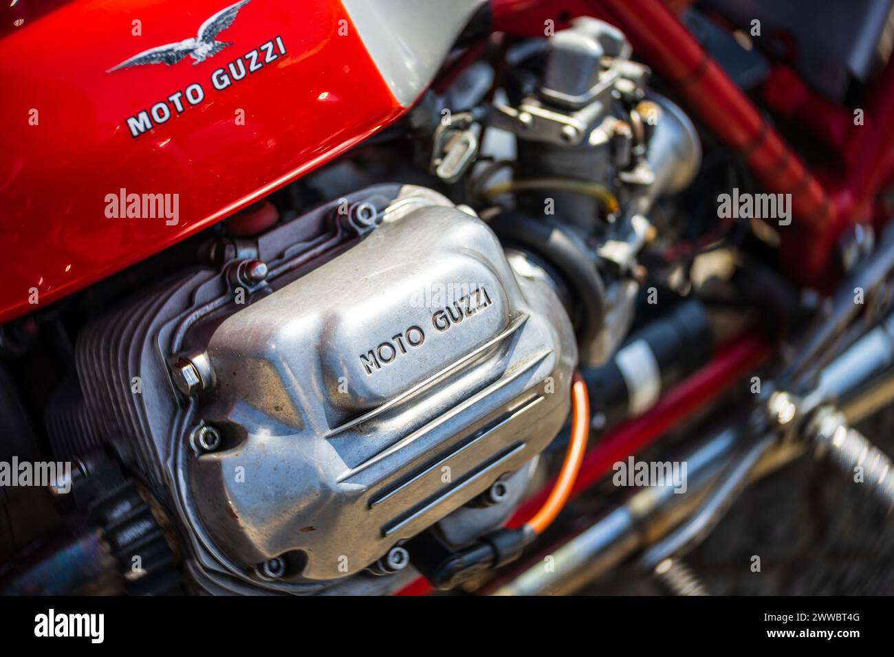 Linthe, ALLEMAGNE - 27 MAI 2023 : le moteur de la moto Moto Guzzi, gros plan. Lentille artistique. Bokeh tourbillonnant. Die Oldtimer Show 2023. Banque D'Images