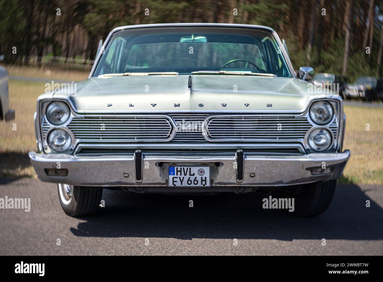 Linthe, ALLEMAGNE - 27 MAI 2023 : la voiture pleine grandeur Plymouth Fury III, 1966. Lentille artistique. Bokeh tourbillonnant. Die Oldtimer Show 2023. Banque D'Images